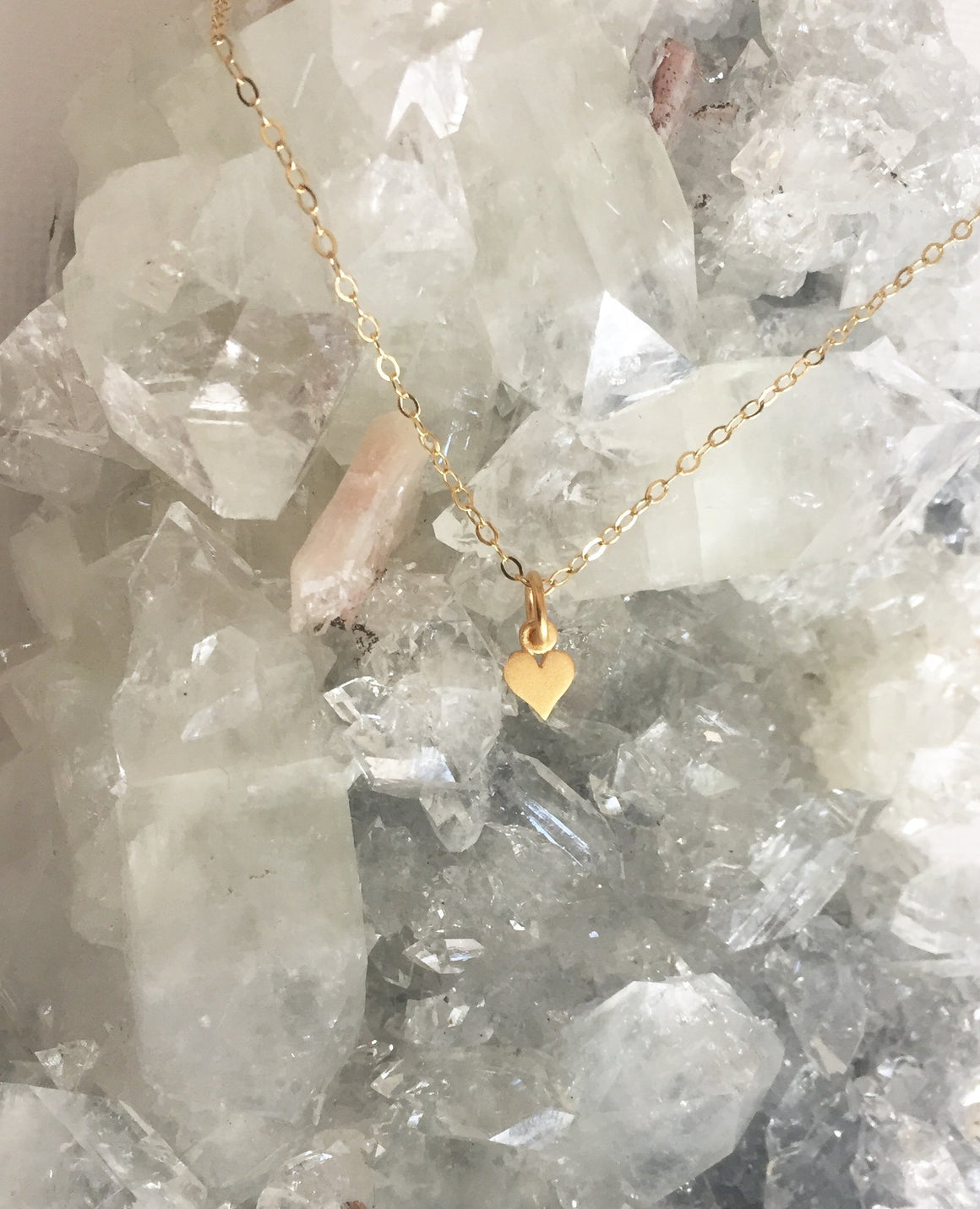 Aura Metallica Tiny Gold Heart Necklace