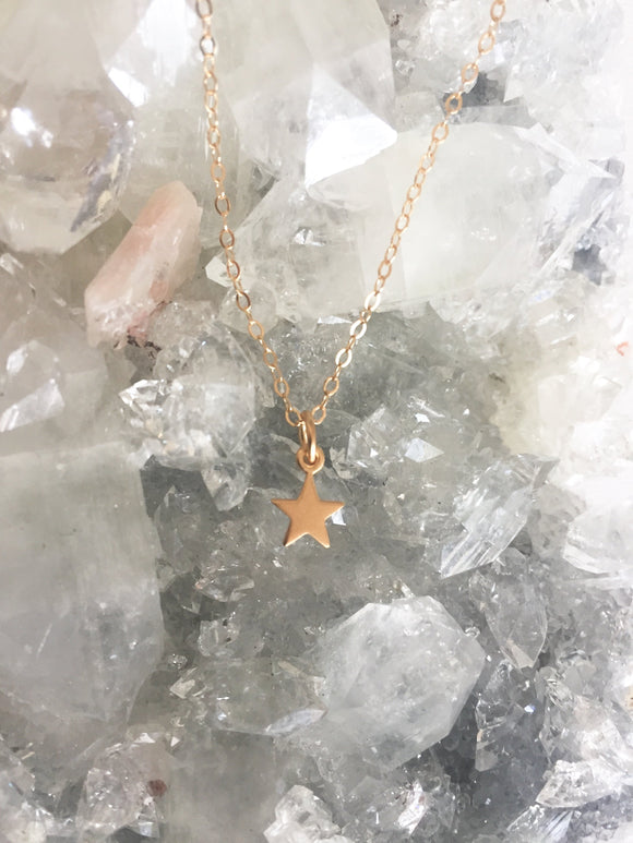 Aura Metallica Tiny Gold Star Necklace
