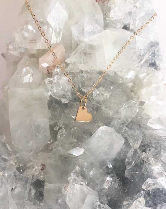 Aura Metallica Tiny Sideways Heart Necklace